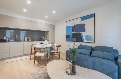 Downtown Montreal Apartment | Bright & Modern 2BR - Golden Square Mile