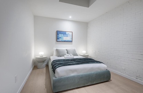 Downtown Montreal Apartment | Bright & Modern 2BR - Golden Square Mile