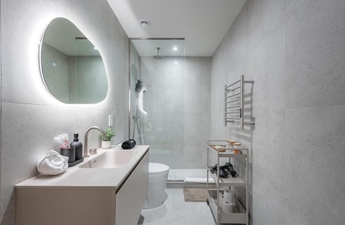 Downtown Montreal Apartment | Bright & Modern 2BR - Golden Square Mile