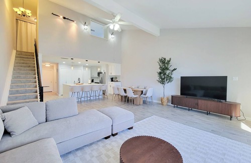 April Sound House | Bright, Modern Lakefront 3 Bedroom Townhouse