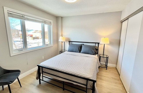 Bowmanville House | Bright Modern Retreat - Private Yard, Dedicated Workspace