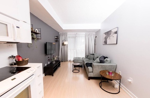 Wellington Place Condo | Bright & Modern Toronto Escape | Near CN Tower & Rogers Centre