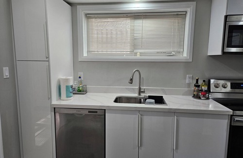 North York Apartment | Bright private apartment with parking! Minutes to Shop At Don Mills!