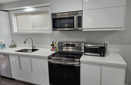 North York Apartment | Bright private apartment with parking! Minutes to Shop At Don Mills!