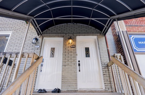 Cote-Des-Neiges—Notre-Dame-De-Grace Apartment | Bright Spacious 3BR 2 Baths Great Kitchen