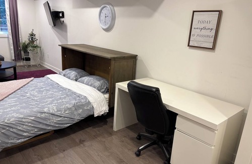 Richmond Hill House | Bright Walkout Studio – Sleeps 4 | Backyard Access