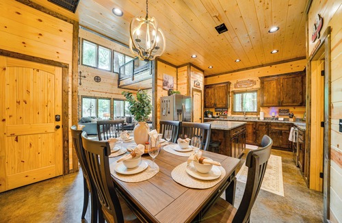 Broken Bow Cabin | Broken Bow Cabin Near Choctaw Casino: Hot Tub!