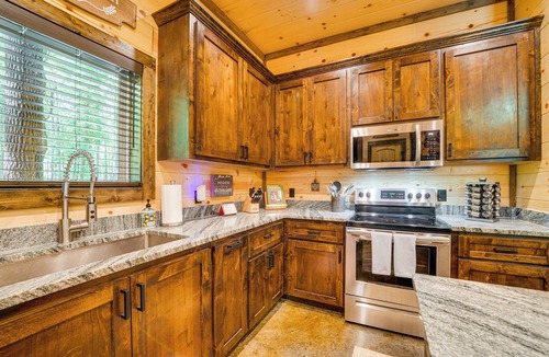 Broken Bow Cabin | Broken Bow Cabin Near Choctaw Casino: Hot Tub!