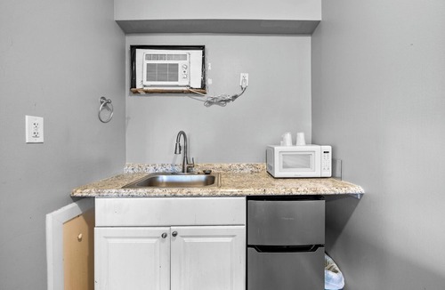 Riverview Apartment | Brownstown MI 1BR Apt w/Sofa Bed and Bathtub