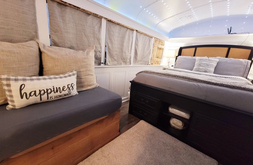 West Monroe Hotel | Bruiser Cozy Riverfront School Bus Pet Friendly