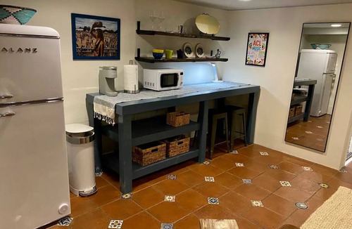 Old West Austin Apartment | Bryker Woods Bunker CENTRAL ATX minutes to downtown & UT Campus