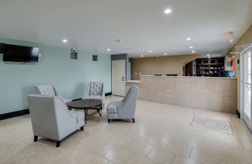 Fort Worth Hotel | Budget Accommodation Ideal For Couple Traveler | Room w/Free Breakfast