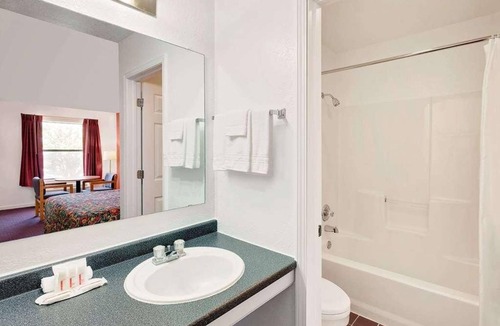 Muskogee Hotel | Budget-friendly Accommodation at Knights Inn Muskogee! 2 Convenient Units