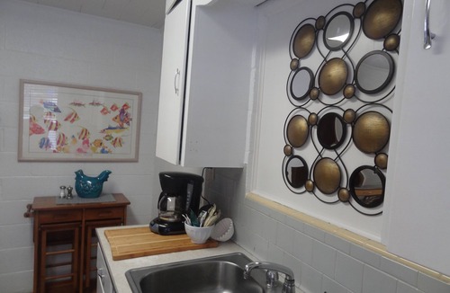 Mount Ida Apartment | Budget friendly queen studio with full kitchen, two queen beds and sleeper sofa by RedAwning