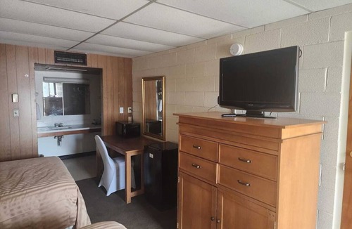 Quinter Hotel | Budget-Friendly Stay w/Comfortable Beds + Convenient Highway Access - 2 Units!