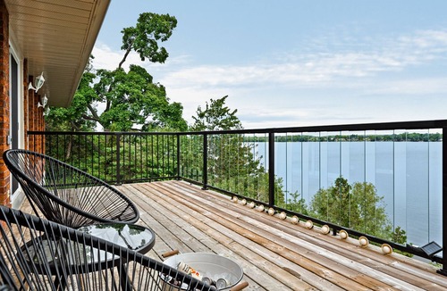 Wellington House | Bungalow Citron - Waterfront with Pool!