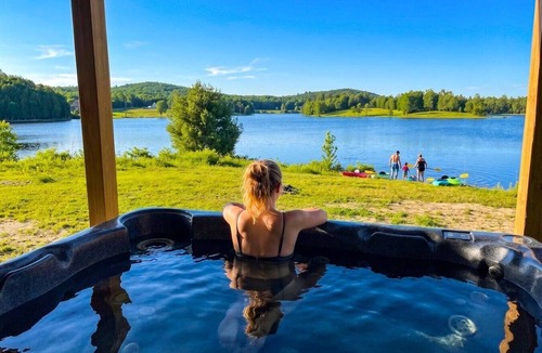 Notre-Dame-de-Pontmain Ski Chalet | Le Cerf | bord de l’eau, spa, salle jeux et kayaks
