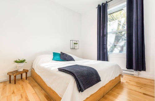 Hochelaga Apartment | Strawberry Stays! Secret to sweet dreams!