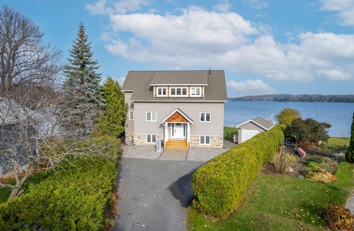 Selwyn Cottage | Luxury Modern Cottage Best Sunrises with Hot Tub