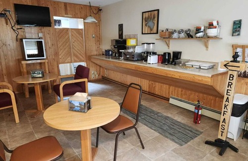 Englis River Hotel | English River Inn