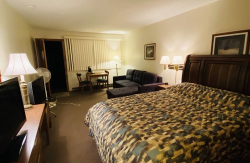 Englis River Hotel | English River Inn