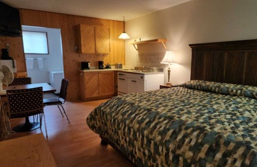 Englis River Hotel | English River Inn