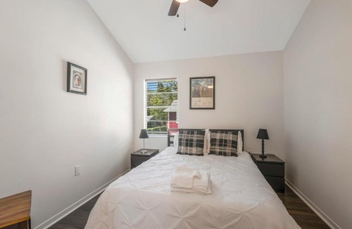 Lafayette Apartment | Cajun Stays Challenger B with Pool Sauna