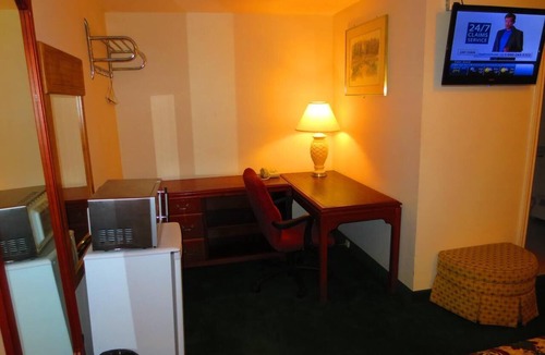Hanover Hotel | Canadiana Motel
