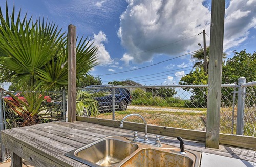 Dickinson Cottage | Canalfront House & Studio Near Kemah & Galveston!