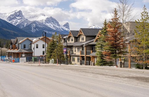 Pinehouse Apartment | Canmore Banff Gateway, BBQ, Hot Tub, Gym & Parking