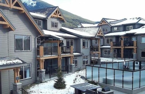 Pinehouse Apartment | Canmore Banff Gateway, BBQ, Hot Tub, Gym & Parking