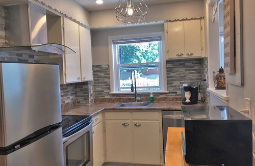 Carleton Place Apartment | Carleton Place Downtown Airbnb Apartment Retreat - Sleep Max 5