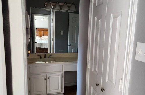 Cedar Hill House | Carousel Cottage - Quiet, Cozy, 15 minutes from Downtown Dallas!