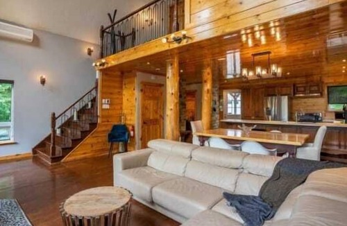 Val-des-Lacs Ski Chalet | Carriole Summary: Bie