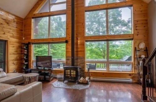 Val-des-Lacs Ski Chalet | Carriole Summary: Bie