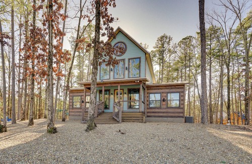 Broken Bow Cottage | Carson Creek Cabin w/Hot Tub & Game Loft!