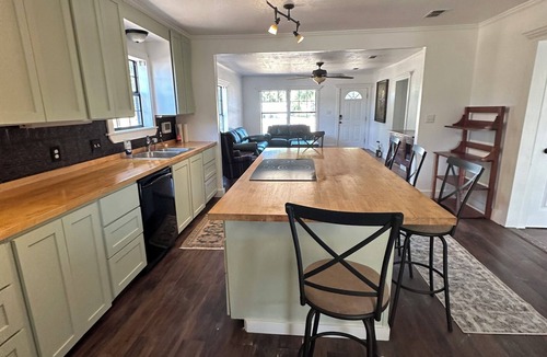 Albany House | Casa de Cazadore - Come enjoy the outdoors!