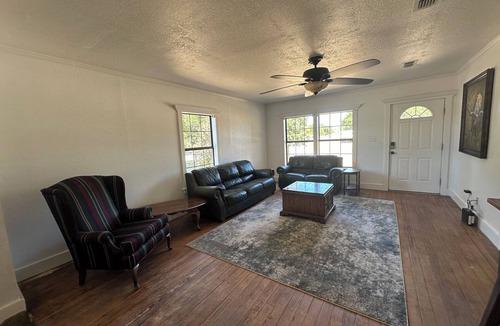 Albany House | Casa de Cazadore - Come enjoy the outdoors!