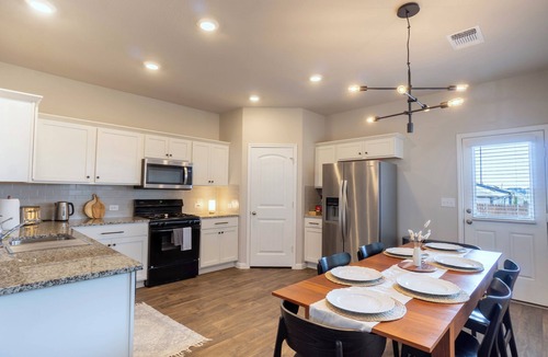 Pflugerville House | Casa Encanto - Modern Stay, 2 Lounges, Gym & Fire Pit