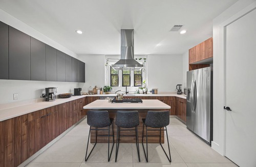 Conroe House | CASA GRANADA - 5 Bed 4 Bath + FirePit + Patio + Large Backyard + TV's