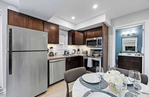 Bracondale Hill House | Casa Hotel: Stylish Modern Family Suite w Patio