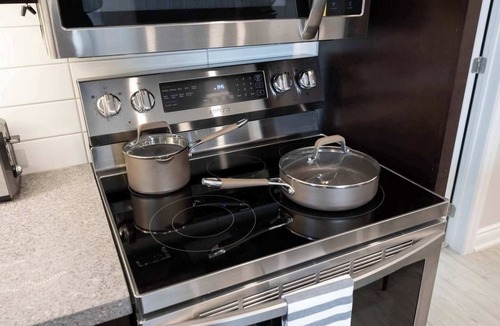 Bracondale Hill House | Casa Hotel: Stylish Modern Family Suite w Patio