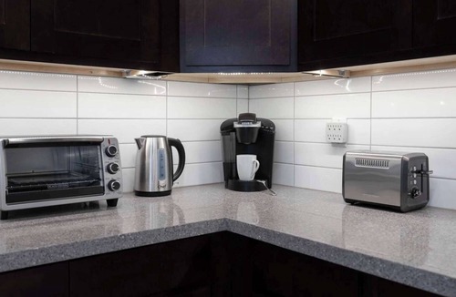 Bracondale Hill Hotel | Casa Hotel: Stylish Modern Family Suite w Patio