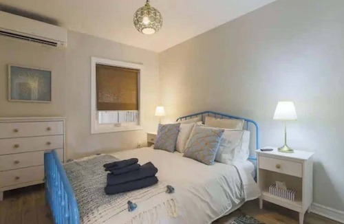 Leslieville Hotel | Casa Hotels: Modern 2BR Suite in Leslieville