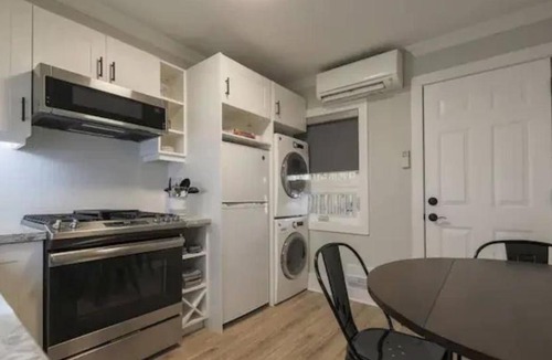 Leslieville Hotel | Casa Queen East - Modern 2BR Suite in Leslieville