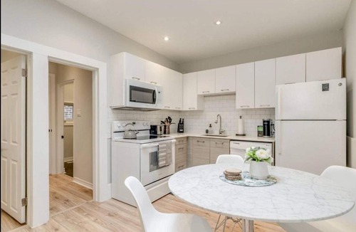 Leslieville Hotel | Casa Queen - Unique 2BR Suite in Leslieville