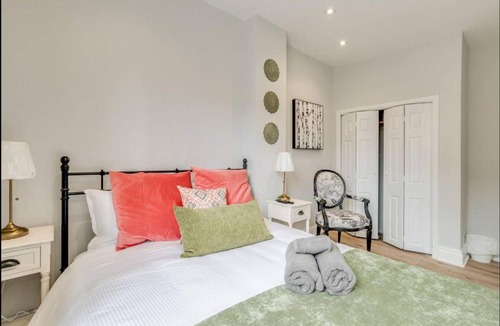 Leslieville Hotel | Casa Queen - Unique 2BR Suite in Leslieville