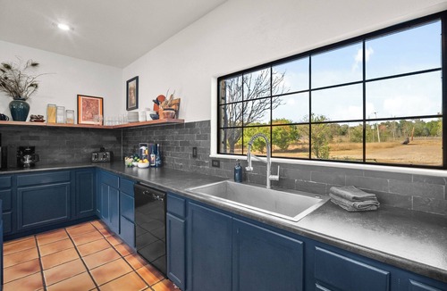 Oatmeal Other | Castle Experience! ★Peacocks ★Sauna ★Pool/Hot Tub ★Creek with swimming hole