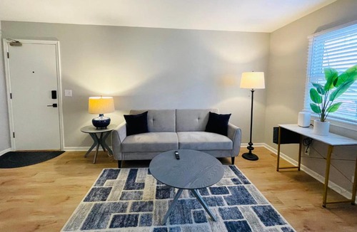 Joslyn Castle Apartment | Cathedral 1-Walking Distance to UNMC