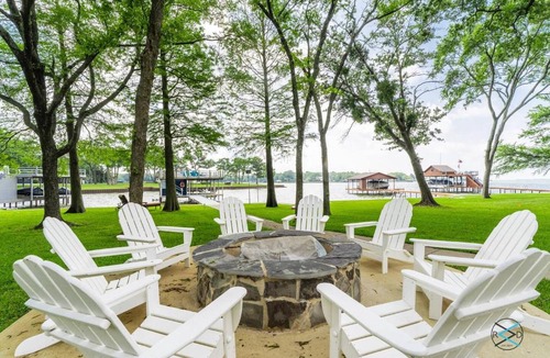 Enchanted Oaks House | Cedar Creek Lake House wParty Deck & Vast View!
